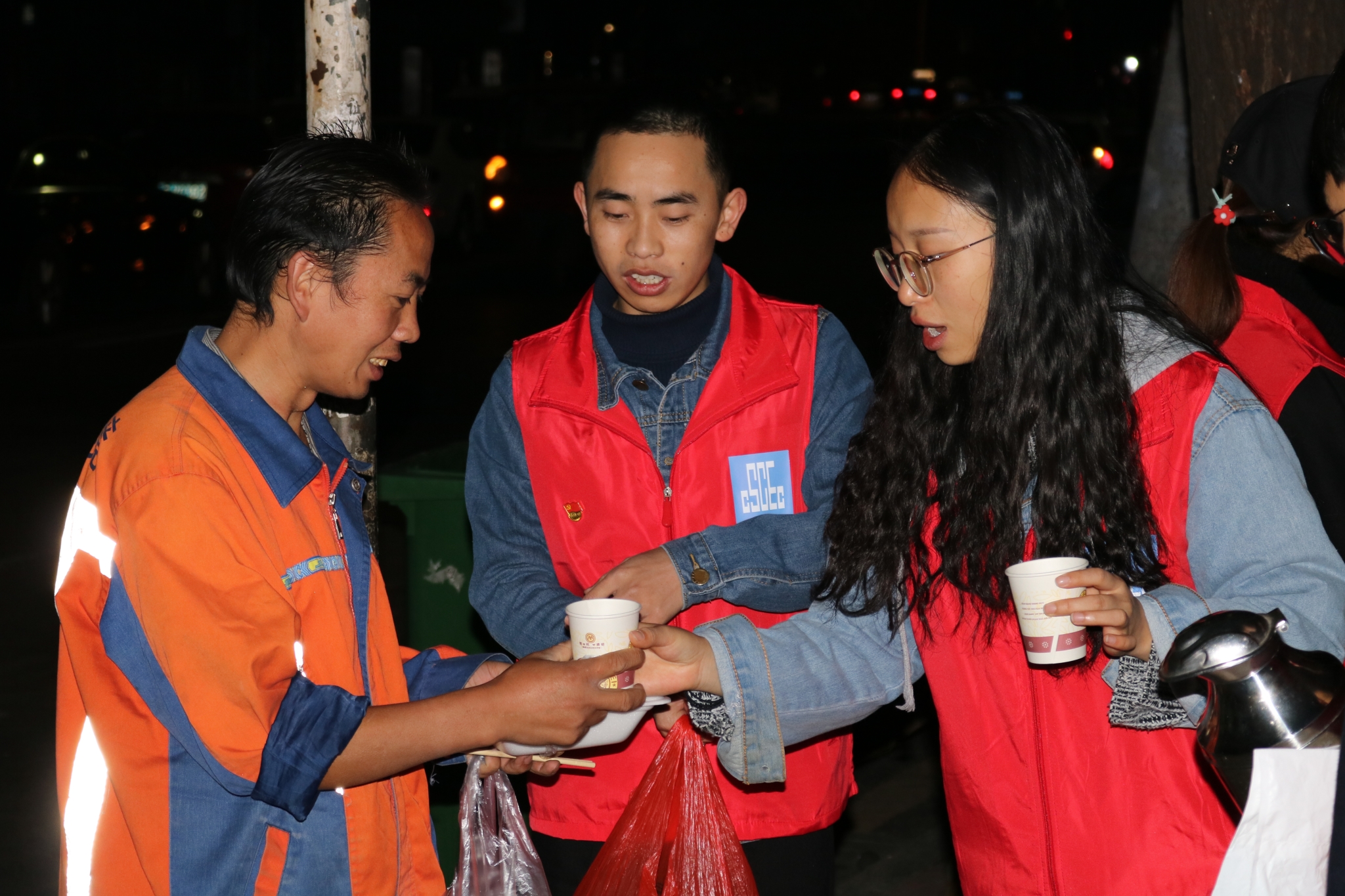 志愿者向环卫工人发放慰问品+吴林松_看图王.jpg