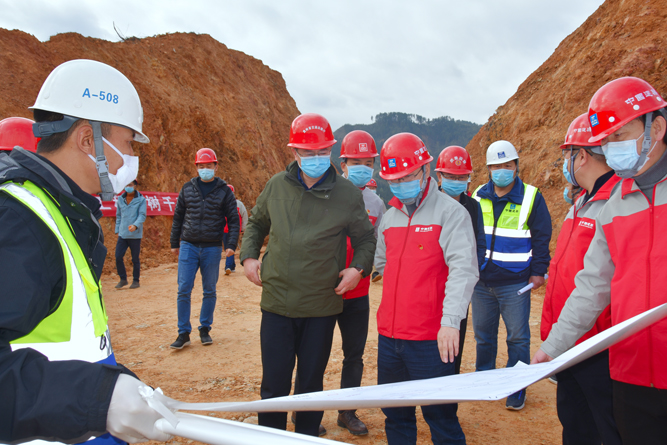 贵州省交通运输厅副厅长龙平江到轨道公司贵州雷榕高速公路项目检查疫情防控和复工情况.jpg
